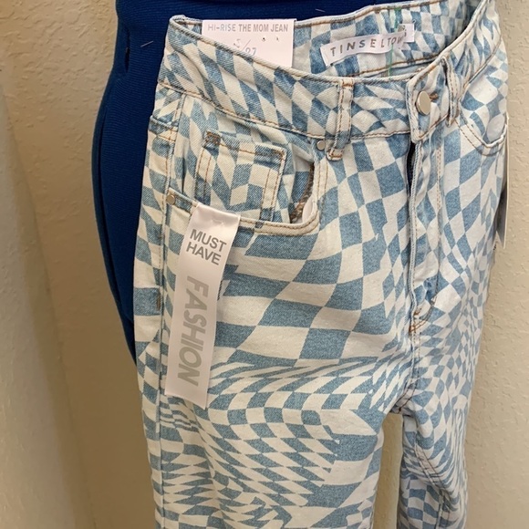 Juniors' Frayed-Hem Mom Jeans - Picture 2 of 7